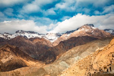 Tacikistan bölgesinde bitki örtüsü olmayan yüksek yoğunluklu Rocky Dağları 'nda büyük bir dağ.