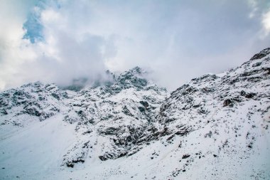 Güzel, yoğun Rocky Dağları kış mevsiminde Tacikistan 'da büyük bir kar halısı ile