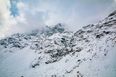 Güzel, yoğun Rocky Dağları kış mevsiminde Tacikistan 'da büyük bir kar halısı ile