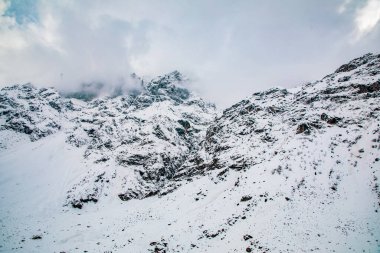 Güzel, yoğun Rocky Dağları kış mevsiminde Tacikistan 'da büyük bir kar halısı ile