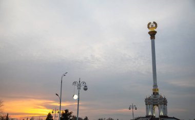 Orta Asya Tacikistan 'daki bir parkın merkezinde güzel bir yapı.