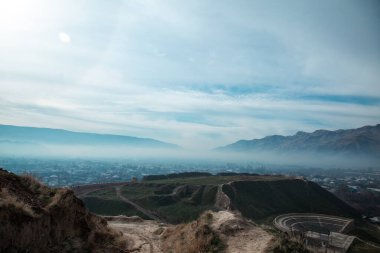Tacikistan 'daki güzel kayıp kalenin yerini çimenler aldı.