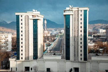Tacikistan manzaralı iki bina var.