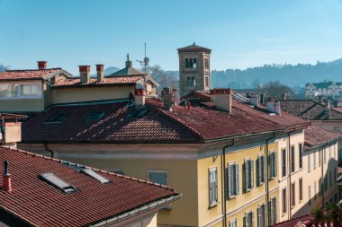 Kırmızı çatıları ve sarı cepheli binalar. Binalar eski ve kırsal bir havası var.