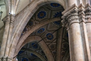 Bir binanın tavanı mavi ve beyaz çiçeklerle süslenmiştir. Genel etkisi ihtişam ve zarafettir.