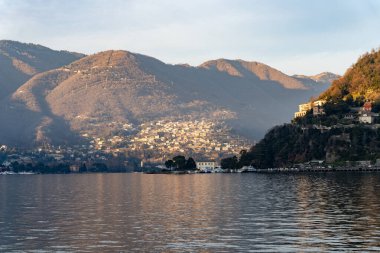 Önünde göl olan güzel bir dağ sırası. Göl sakin ve dağlar karla kaplı. Huzurlu ve huzurlu bir sahne.