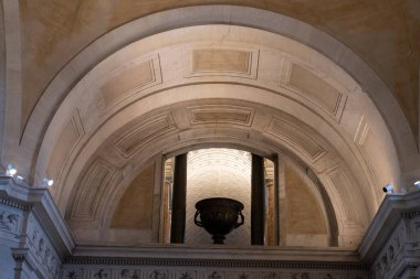 Ortasında vazo olan büyük bir kemer yolu. Vazo boş ve kemer yolu da çok süslü.