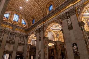 Mavi vitray pencereli bir kilisenin içinde. Tavan altın boyalı ve duvarlar altın yapraklarla kaplı.