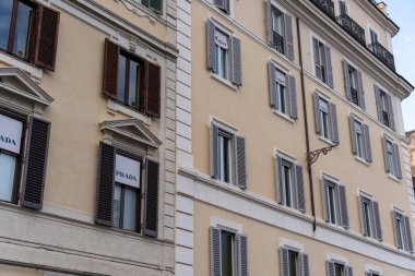 Bir sürü penceresi ve üzerinde 