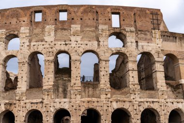 Bina, birçok kemerli penceresi olan büyük ve eski bir yapıdır. Kemerli pencereler açık ve bina harabe gibi görünüyor.