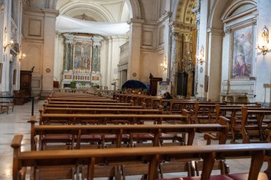 Kilise boş ve sıralar boş.
