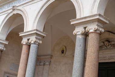 Sütunlar taştan yapılmış ve karmaşık tasarımlarla süslenmiş. Sütunlar uzun ve incedir ve bir binanın girişinde bulunurlar. Sütunlar gücün sembolüdür.