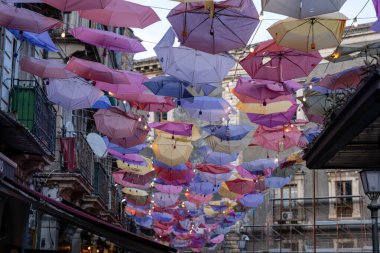 Tavandan çok sayıda renkli şemsiye asılarak tuhaf ve eğlenceli bir atmosfer yaratılıyor.