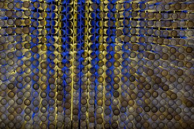 Mavi ve sarı küçük daireler şeklinde yakın plan. Daireler bir hareket ve enerji hissi yaratacak şekilde düzenlenmiştir.