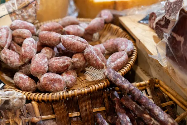 Masanın üzerinde bir sepet et var. Et, bir sosis şeklindedir. Sosis beyaz ve pembe.