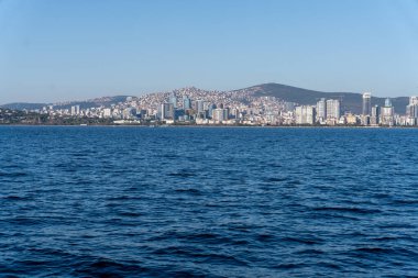Okyanus sakin ve gökyüzü açık. Su mavi ve ufuk görünür.