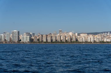 Okyanus sakin ve gökyüzü açık. Su mavi ve ufuk görünür.