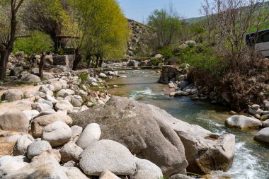 Ortasında kaya olan bir nehir.
