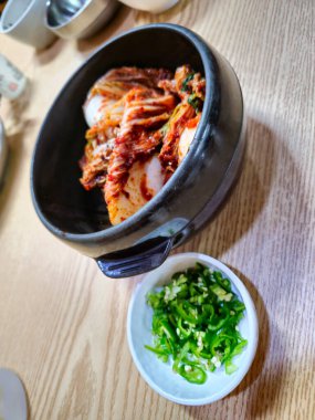 Bir kase yeşil biberli yemek.