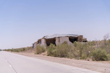 Uzak bir evi olan ıssız bir yol.