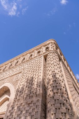 Binanın çok fazla detayı var ve çok uzun. Güneş onun üzerinde parlıyor, güzel bir gölge oluşturuyor.