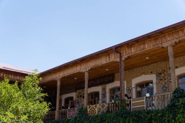 Balkonlu bir binada bir sürü insan var.