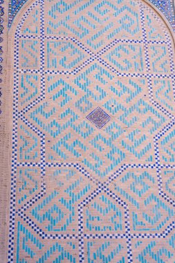 Duvardaki mavi ve beyaz fayans deseni çok karmaşık ve detaylı. Mavi fayanslar derinlik ve hareket hissi yaratacak şekilde dizilmiş.