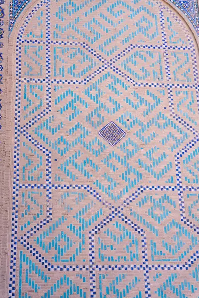 Duvardaki mavi ve beyaz fayans deseni çok karmaşık ve detaylı. Mavi fayanslar derinlik ve hareket hissi yaratacak şekilde dizilmiş.