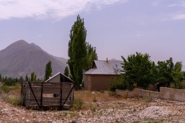 Arka planda büyük bir dağ olan bir tarlada küçük bir kulübe var. Kulübe ahşaptan yapılmış ve teneke bir çatısı var. Alan kuru ve çorak, yaşam belirtisi yok.