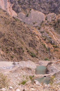 İçinden nehir akan bir dağ. Huzurlu ve huzurlu bir sahne.