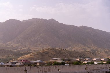 Vadide küçük bir kasabası olan bir dağ sırası. Evler küçük ve manzara kuru ve kayalık.