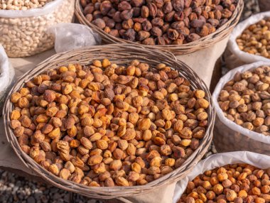 Fındık dolu bir sepet diğer fındık sepetlerinin yanında bir masanın üzerinde. Sahne bolluk ve çeşitlilik hissi veriyor.