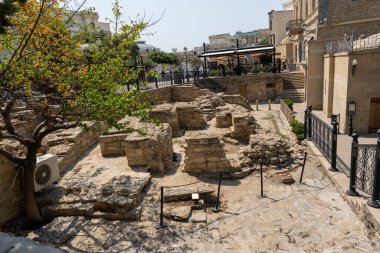 Ağaçlı bir avlu ve üzerinde 