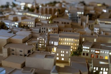 Geceleri yanan binaları olan bir şehrin modeli.