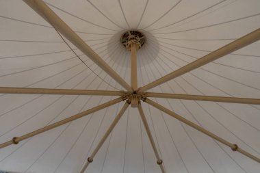 Beyaz gölgelikli büyük beyaz bir çadır. Kubbe görünmeyen bir maddeden yapılmıştır, ama beyaz bir madde olduğu açıktır.