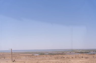 Bulutsuz, masmavi bir gökyüzü.