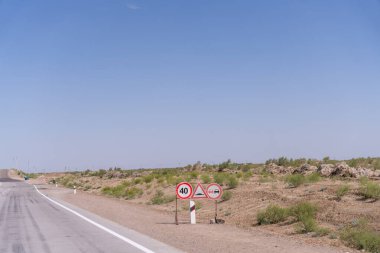 Üzerinde 40 yazan tabelası olan bir yol. Yol boş ve içinde ne araba ne de insan var.