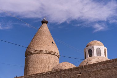 Tepesi kubbeli ve küçük kulesi olan bir bina. Gökyüzü mavi ve bazı bulutlar var.