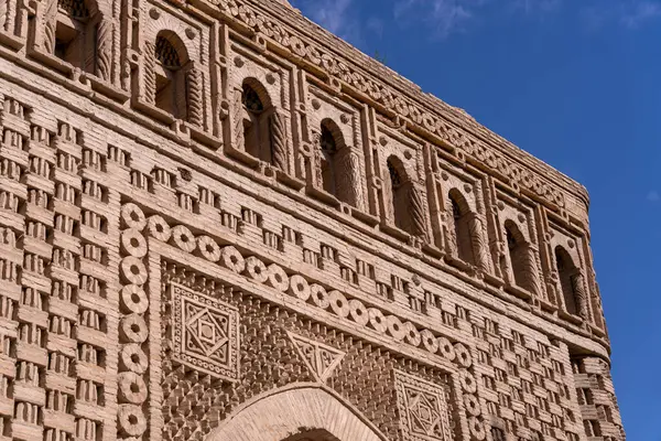 Binanın çok fazla detayı var ve çok eski. Arkaplandaki mavi gökyüzü resmin genel havasına ekler