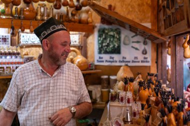 Siyah şapkalı bir adam elinde 