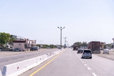 Üzerinde birkaç araba ve bir kamyon olan bir yol.