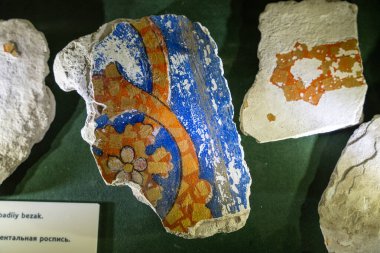 Mavi ve turuncu dizaynlı bir sanat eseri.