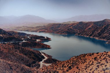 Ortasında göl olan güzel bir dağ sırası. Göl sakin ve huzurlu, ve arkadaki dağlar huzur ve sükunet hissi yaratıyor.