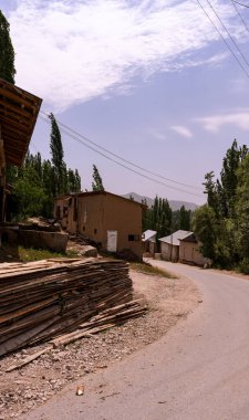Toprak yolu ve birkaç evi olan küçük bir köy. Evler tahtadan ve taştan yapılmıştır.