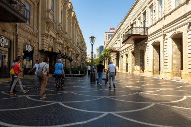 Bir grup insan elinde 