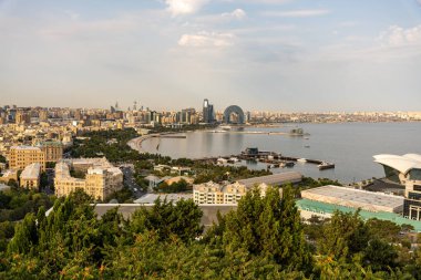 Arkasında büyük bir bina olan bir şehir manzarası. Şehir yaşam ve hareketlilikle dolu.