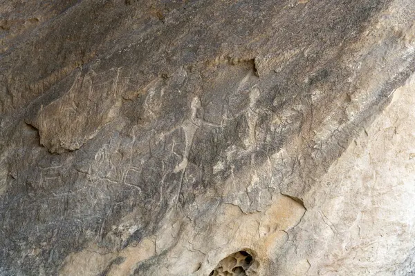 Üzerinde bir sürü yazı olan bir taş. Yazı yabancı bir dilde yazılmış. Kaya çok eski ve çok fazla tarihi var.