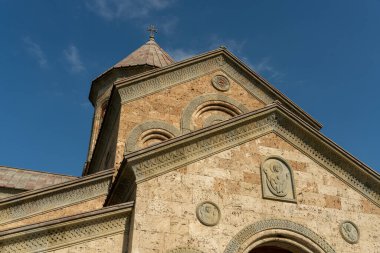 Binanın çok fazla detayı var ve çok eski. Çatı taştan yapılmış ve bina çok yüksek.