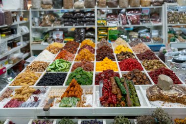 Sergilenen birçok farklı yiyecek çeşidine sahip bir mağaza. Yemekler rengarenk ve iştah açıcı görünmesini sağlayacak şekilde düzenlenmiş.