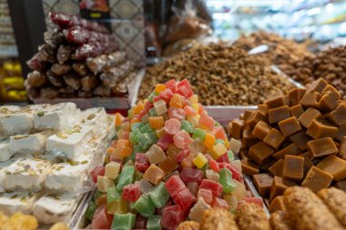 Bazıları fındık ve meyveli olmak üzere çeşitli şeker ve hamur işleri. Şekerler üst üste yığılmış, ekran renkli ve davetkar.